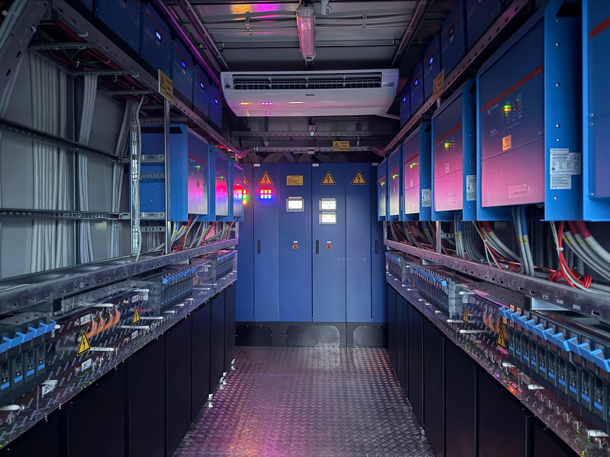 Speichercontainer mit Victron-Wechselrichtern und Batterien